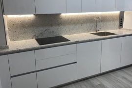 REFORMA COCINA CON GALERÍA ACRISTALADA