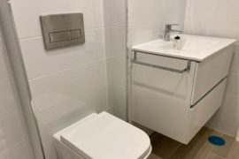 CUARTO DE BAÑO CON INODORO SUSPENDIDO Y CISTERNA OCULTA.