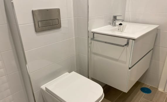 Parroco-24 Cuarto de Baño con inodoro suspendido